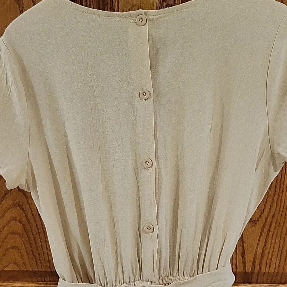 This is a womens linen jumpsuit in a tan color, size large. - Picture 4 of 4